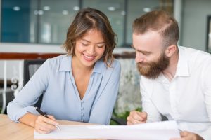 casal com um Contrato de financiamento de imóvel. 