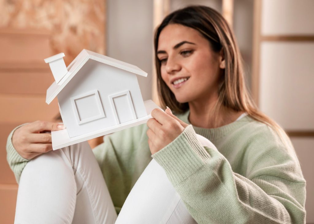 Mulher utilizando o FGTS Futuro para comprar casa.