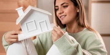 Mulher utilizando o FGTS Futuro para comprar casa.