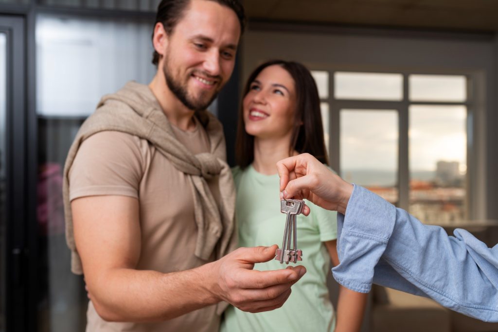 casal feliz ao descobrir Formas de pagamento de imóvel.