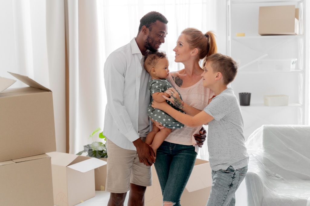 família feliz ao conseguir imóvel pelo programa minha casa minha vida.