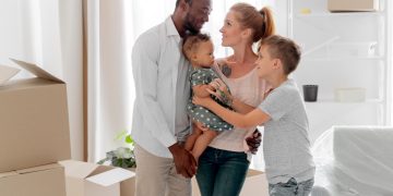família feliz ao conseguir imóvel pelo programa minha casa minha vida.