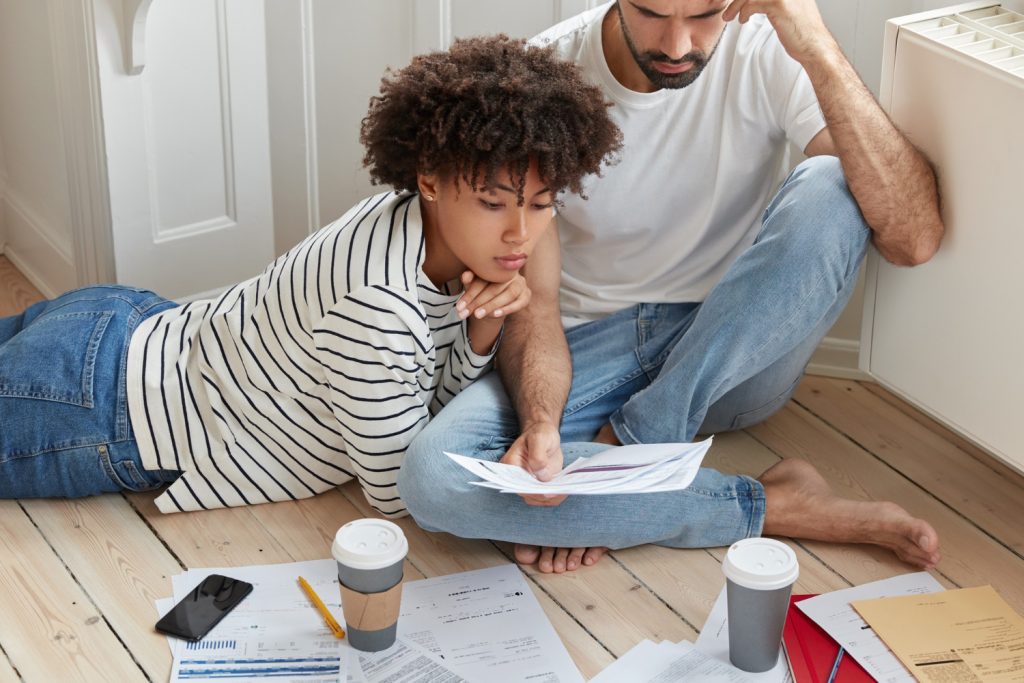 casal descobrindo dicas de Como comprar um apartamento.