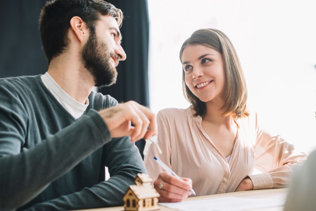 Pessoas comprando casa pelo Consórcio imobiliário.