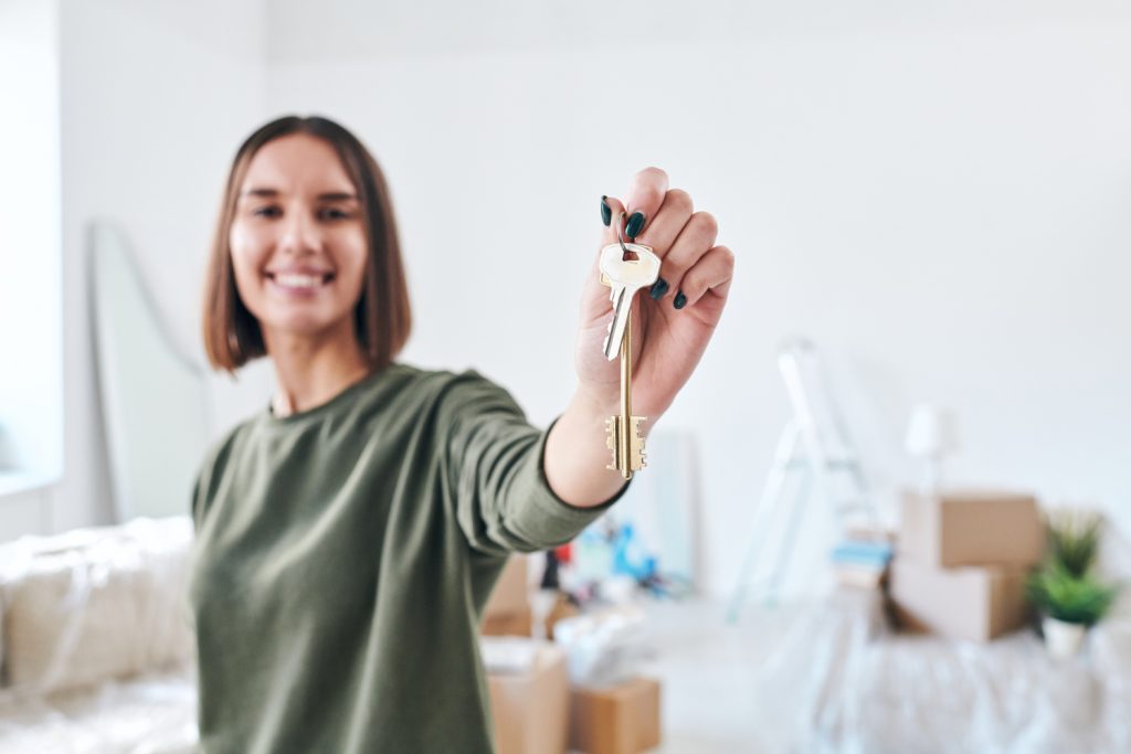 Mulher descobrindo tudo sobre o Minha Casa Minha Vida como funciona e aproveitando para comprar imóvel.