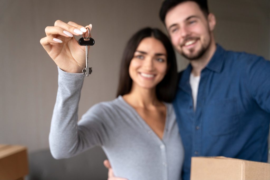 Casal comprando imóvel pelo Sistema Brasileiro de Poupança e Empréstimo.