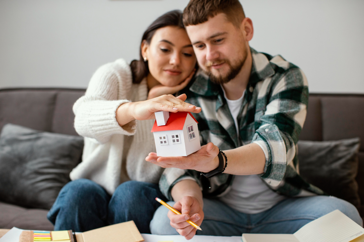 casal aproveitando dicas para financiar um imóvel.