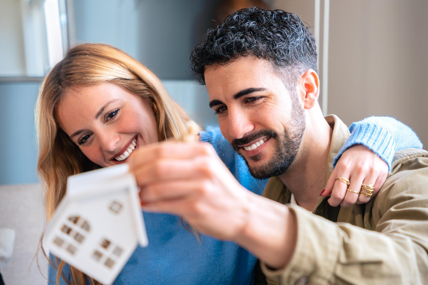 casal aproveitando as tendências habitacionais para comprar imóvel.